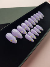 Afbeelding in Gallery-weergave laden, Press On Nails || &quot;Lilac daisy flowers || Set Of 24 || Custom &amp; Handmade Luxury False Nails || Made In UK
