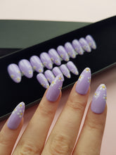 Afbeelding in Gallery-weergave laden, Press On Nails || &quot;Lilac daisy flowers || Set Of 24 || Custom &amp; Handmade Luxury False Nails || Made In UK
